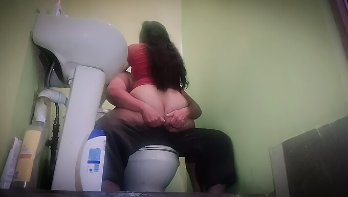 Marido engaña a su esposa con su amiga en el baño