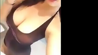 Mujer Asiática Amateur Muestra Su Amplio Trasero