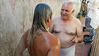 Grandfather Washes Young Woman He Encountered At The Seaside - Paty Butt And El Toro De Oro