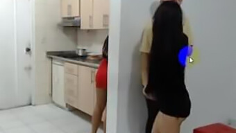 经典Sarah Young的18+网络摄像头秀