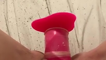 Junges Amateurgirl Verwöhnt Sich Mit Großem Dildo Und Erlebt Intensiven Orgasmus