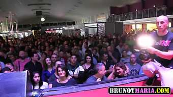 Encuentro Caliente De Bruno Y Maria En Un Salón Español