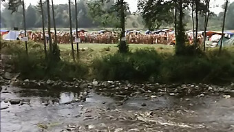 Filme Vintage Erótico Ambientado No Campo Com Uma Modelo Deslumbrante