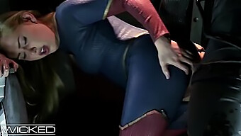 Superheroine Tienta A Un Científico A Un Encuentro Anal