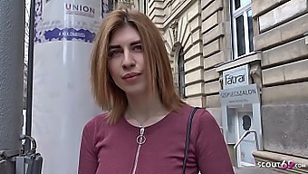 La jeune rousse Mia discute de ses désirs sexuels lors d'une audition de mannequin