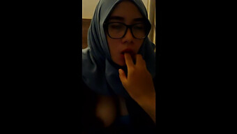 Gadis Indonesia Memberikan Seks Oral Buatan Sendiri Dengan Jilbab