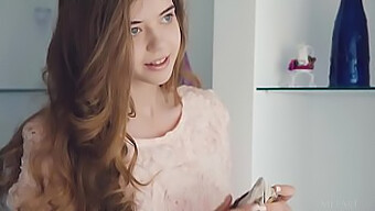 Kay J wykonuje zniewalający solowy występ w Metart w tej scenie lesbijskiej.