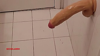 Un Hombre Con Un Pene Grande Se Complace En El Baño