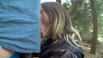 Barbara Gibt Einem Älteren Mann Im Wald Einen Blowjob