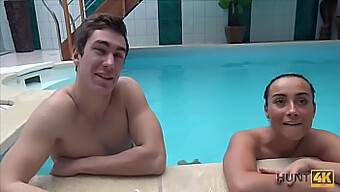 Rencontre Privée À La Piscine Se Transforme En Trio Chaud