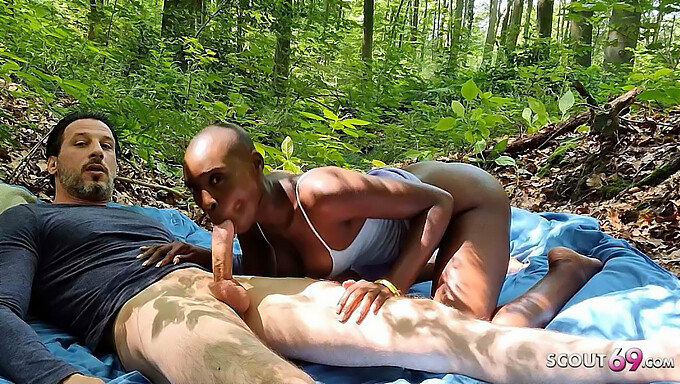 Un couple amateur profite de sexe brutal en plein air en public