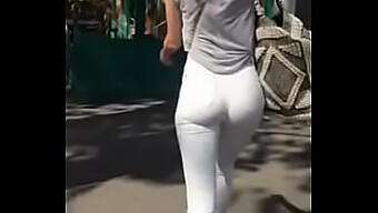 Vidéo Voyeuriste D'Une Femme Exposant Ses Fesses En Public