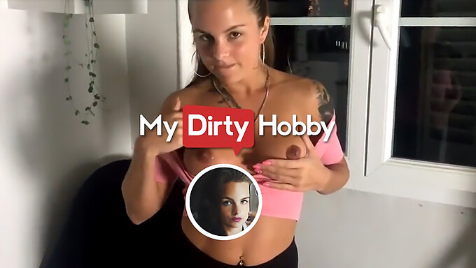 Arya LaRoca's små pupper spretter mens hun rir en stor kuk i denne MyDirtyHobby-videoen