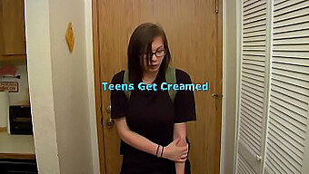 POV-video af en ung teenager, der får et blowjob og creampie fra sin bedste vens far