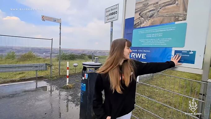 Amatööri brunette saa tiukan pillunsa nussituksi isolla kyrvällä