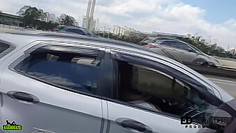 Chica Brasileña Hace Una Mamada En Un Coche En Movimiento En Marginal Pinheiros - Angel Takemura