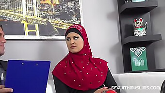 المحامي يستمتع بالجنس الفموي والمتشدد مع امرأة مسلمة