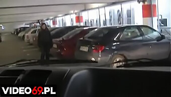 Joven Chica Hace Sexo Oral En Un Coche Aparcado En Un Centro Comercial