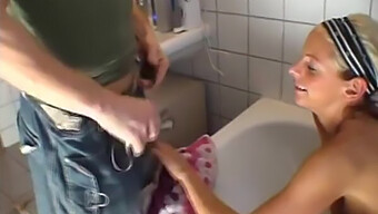 Bionda Gode Di Sesso Appassionato Da Dietro In Bagno.