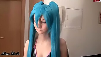 Ung Tysk Jente Får Ansiktsbehandling Mens Hun Cosplayer Som Miku Hatsune I Hentai-Video