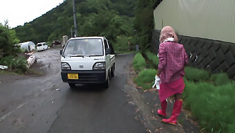 日本女人被陌生人干毛茸茸的阴户