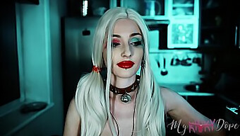 Masturbarea Cosplay A Lui Harley Quinn De 18 Ani