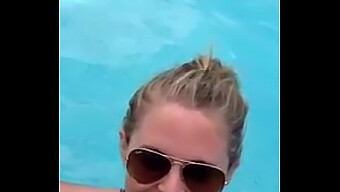 Rubia Amateur Hace Una Mamada En La Piscina Pública En La Webcam