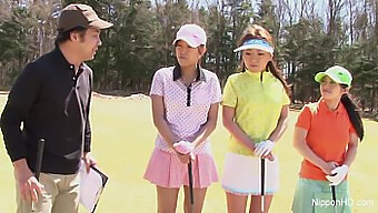 Cô gái Á Đông 18 tuổi thích thú với một vòng golf trong bộ đồ sinh nhật của mình