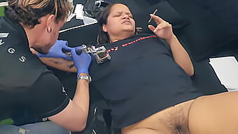 Amateur vrouw ruilt seks in voor een tattoo van een hete tattoo artiest