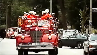 Vintage Universitetsstuderende Får En Varm Scene I 1980'Ernes Klassiker