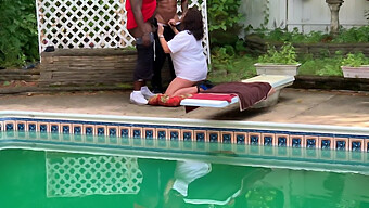 Esposa Filmada Chupando Um Pau Preto À Beira Da Piscina. Você Não Vai Querer Perder Essa Cena Quente E Suculenta!