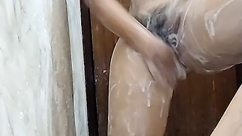 El Novio Le Mete Hasta El Fondo La Garganta A Su Novia En El Baño Después De Las Clases