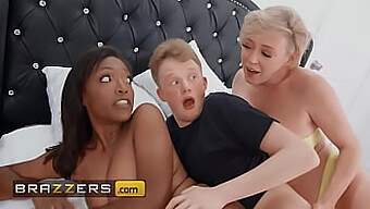 دي ويليامز تلتقي سرًا بجيمي ثم يمارسان الجنس مع ابنتها بالتبني في مشهد Brazzers.