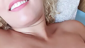 자연스러운 가슴을 가진 마른 금발 여자의 Pov 비디오