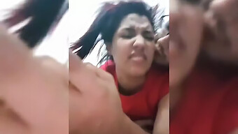 Gadis Muda Dan Bersemangat Menggoda Rakan Sekelasnya Untuk Sesi Seks Panas Di Rumah