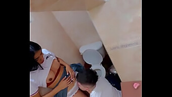 Pareja Universitaria Amateur Atrapada Teniendo Sexo En El Baño De La Escuela Y Él Eyacula En Su Boca (Impresionante Video)