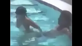 Pareja Kinky Disfruta De Un Romance Caliente En La Piscina