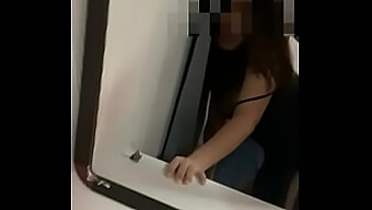 Thailändsk babe med en fantastisk kropp blir vild och pratar smutsigt under sex