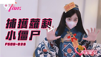 业余亚洲少女参与角色扮演并从后面接受强烈的性爱