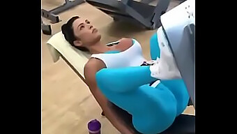 Mujer Musculosa Luce Su Cuerpo En El Gimnasio