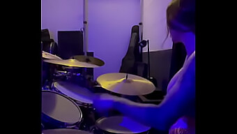 Las Grandes Tetas Naturales De Felicity Rebotan Al Ritmo De La Baterista Sexy