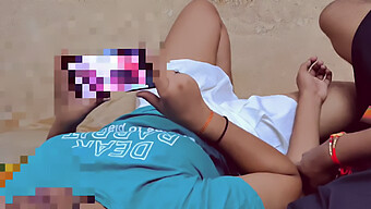 Desi Dívka Suman Je Přistižena Při Sledování Porna Svým Nevlastním Bratrem A Je Navržena K Sexu