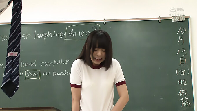 Yua Nanami, una teen japonesa con shorts de gimnasio, me sorprende mientras estudio sola en el aula, lo que lleva a un encuentro erótico con sus piernas temblorosas y orgasmo squirting