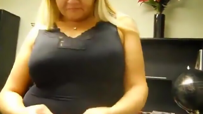 Eine schöne und weiche Webcam-MILF mit großen natürlichen Brüsten