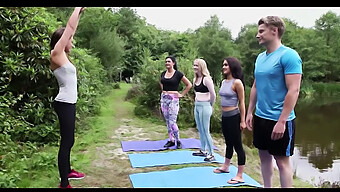 Britisk Fyr Får Erektion Under Yoga Udendørs