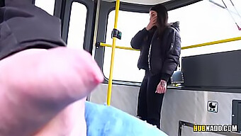 Stacy Sommers erwischt mich dabei, wie ich mich in einer Straßenbahn selbst verwöhne