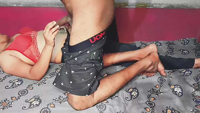 Casal jovem bengali se envolve em sexo apaixonado e explícito na república.