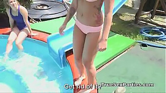 Fiesta En La Piscina Al Aire Libre Con Chicas Vestidas De Bikini Participando En Sexo Oral Y Vaginal