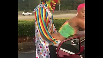 Gibby le clown et Jasamine Banks ont une rencontre sexuelle en plein air