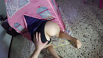 Amatérský pár se zasekne ve stanu během vášnivého sexu - italské POV video